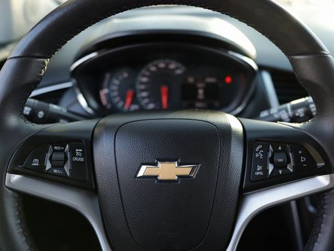 Used 2022 Chevrolet Trax LT w/ Midnight Edition image 10