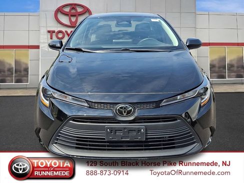 Certified 2025 Toyota Corolla LE FWD image 2