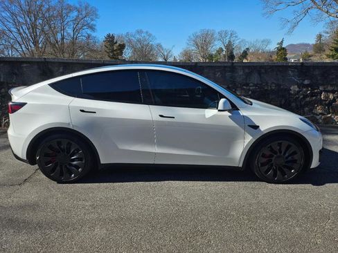 Used 2023 Tesla Model Y Performance image 10