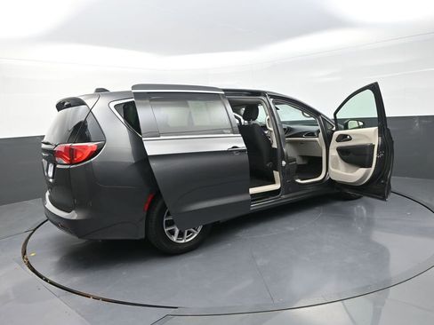 Used 2022 Chrysler Voyager LX image 36
