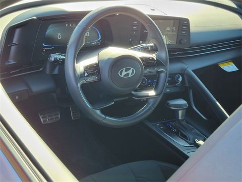 Used 2025 Hyundai Elantra Sport image 3