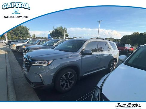 Used 2025 Honda Pilot Touring image 1