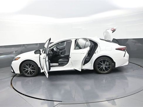 Used 2022 Toyota Camry SE image 36