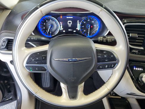 Used 2020 Chrysler Pacifica Limited w/ Advanced Safetytec Group FWD image 23