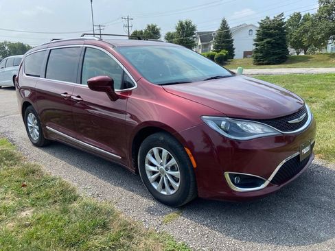 Used 2019 Chrysler Pacifica Touring-L FWD image 7