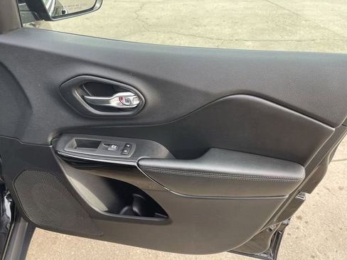 Used 2019 Jeep Cherokee Altitude image 16