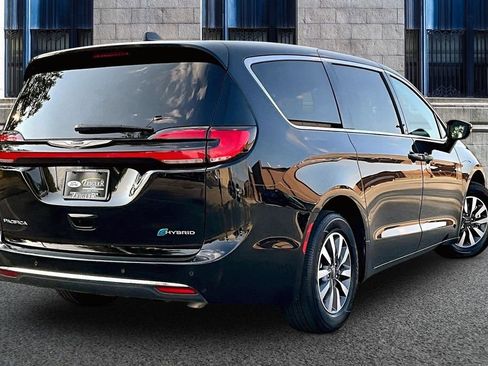 Used 2024 Chrysler Pacifica Limited FWD image 11