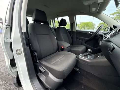 Used 2018 Volkswagen Tiguan Limited image 24