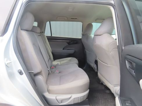 Used 2021 Toyota Highlander L FWD image 27
