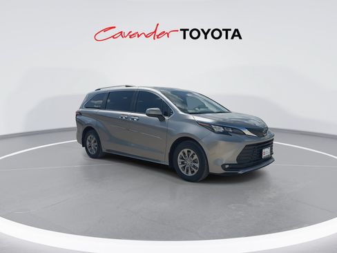 Certified 2026 Toyota Sienna XLE FWD image 2