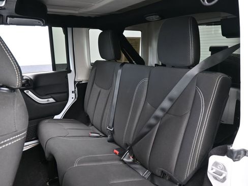 Used 2018 Jeep Wrangler Unlimited Sahara w/ Connectivity Group image 26