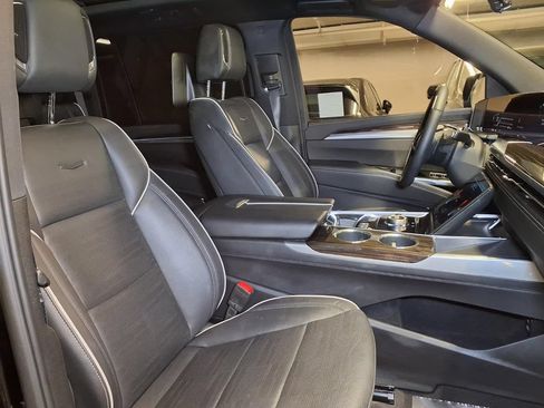 Certified 2025 Cadillac Escalade ESV Premium Luxury AWD/4WD image 24
