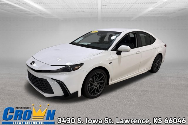 Used 2025 Toyota Camry SE w/ Convenience Package FWD image 1