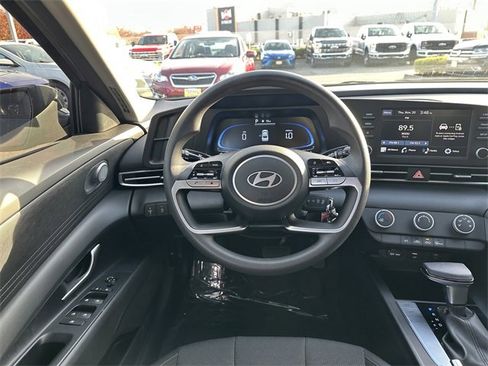 Used 2025 Hyundai Elantra SE image 14