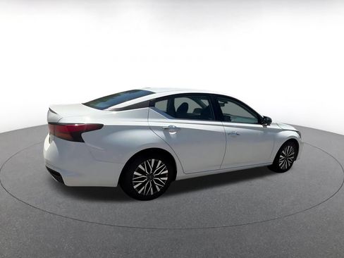 Used 2025 Nissan Altima 2.5 SV FWD image 15