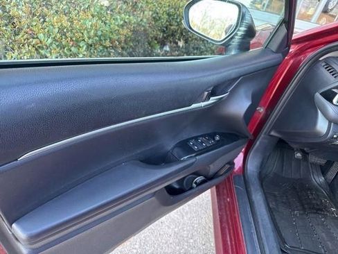 Used 2018 Toyota Camry LE image 34