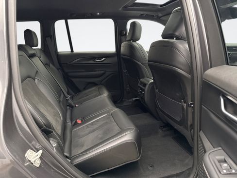 Used 2023 Jeep Grand Cherokee Altitude image 19