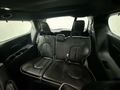 Used 2025 Chrysler Pacifica Limited FWD image 27