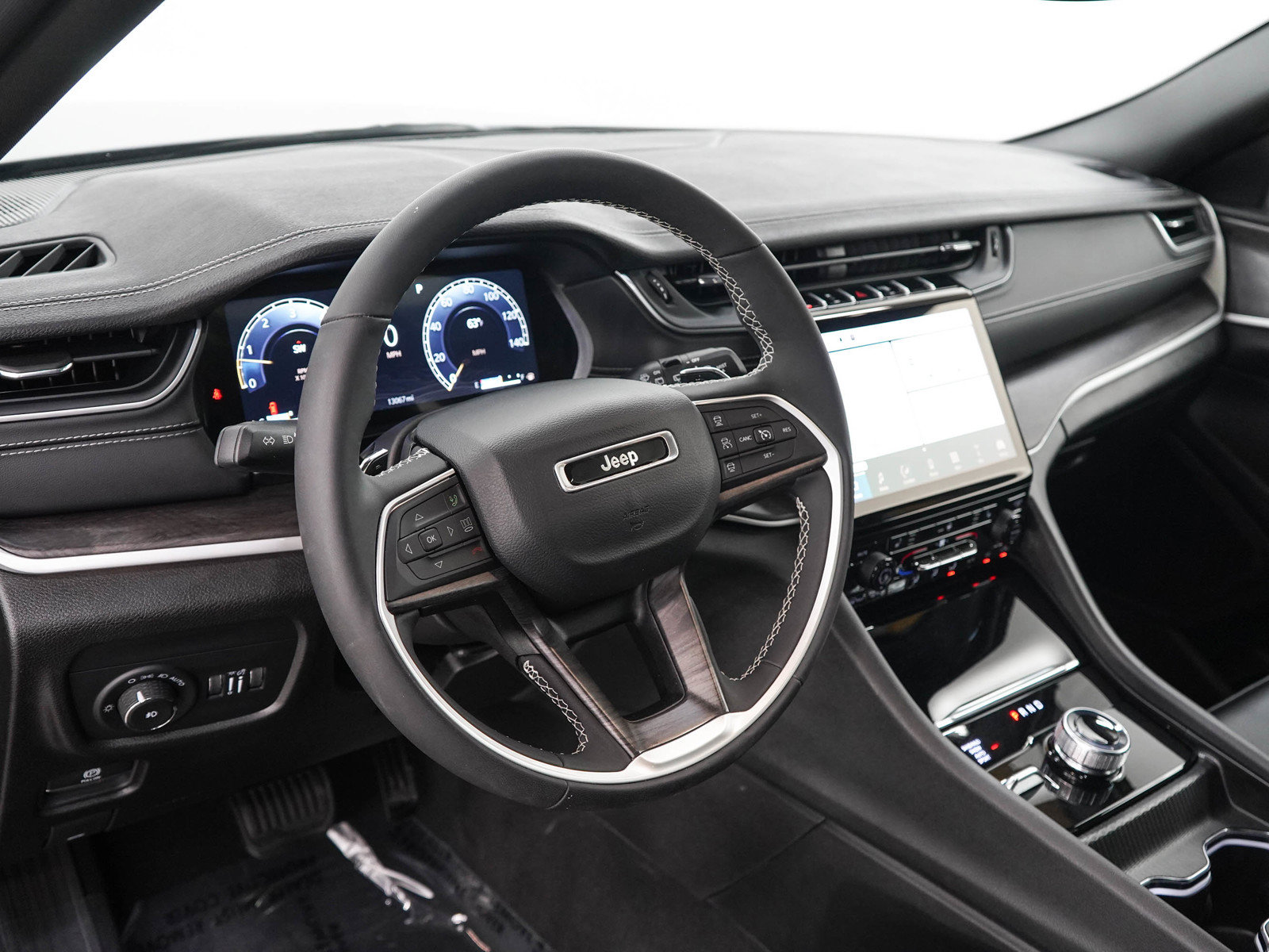 Used 2024 Jeep Grand Cherokee Limited w/ Black Appearance Package AWD/4WD image 21