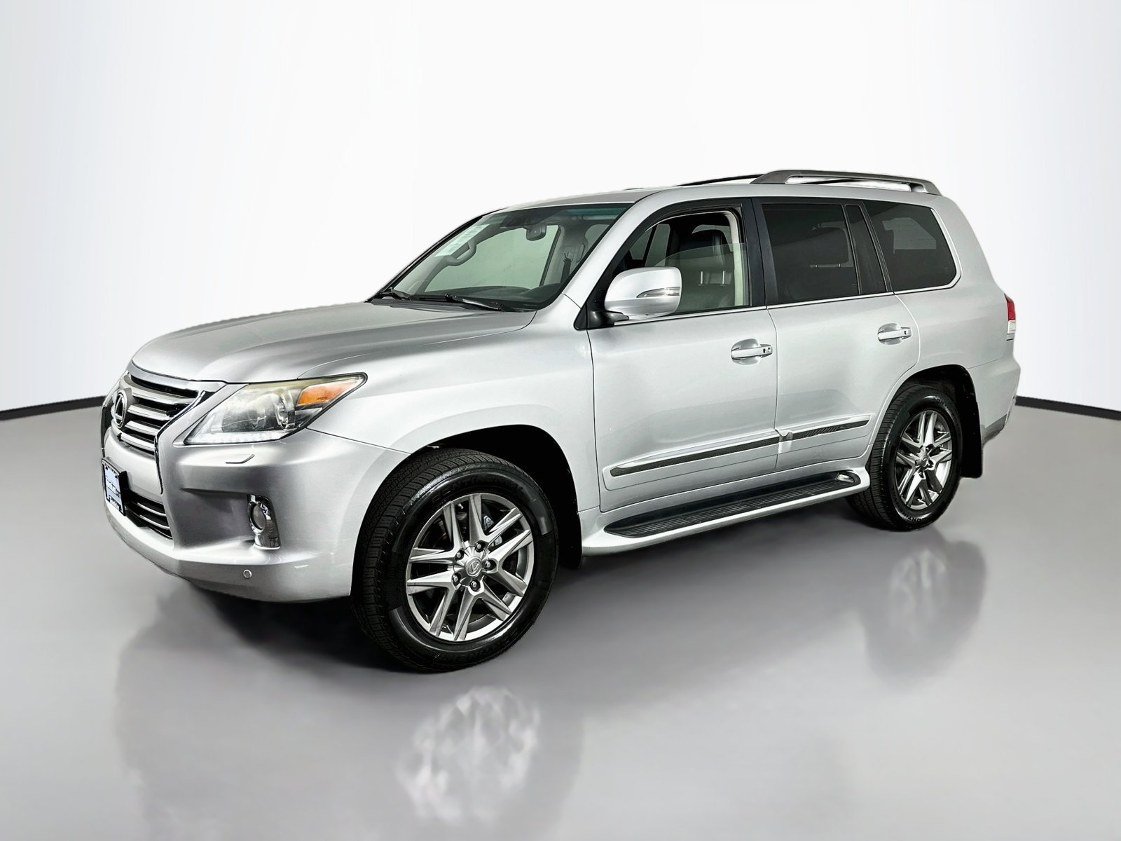 Used 2013 Lexus LX 570 4WD w/ Luxury Pkg image 3