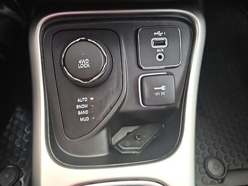 Used 2020 Jeep Compass Latitude w/ Cold Weather Group AWD/4WD image 23