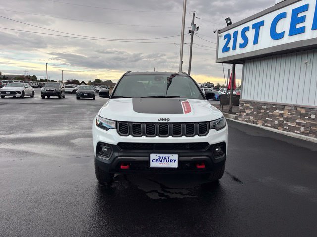Used 2025 Jeep Compass Trailhawk AWD/4WD image 2