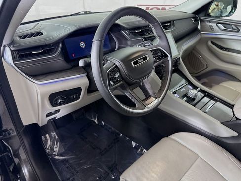 Used 2023 Jeep Grand Cherokee L Overland w/ Luxury Tech Group IV AWD/4WD image 19