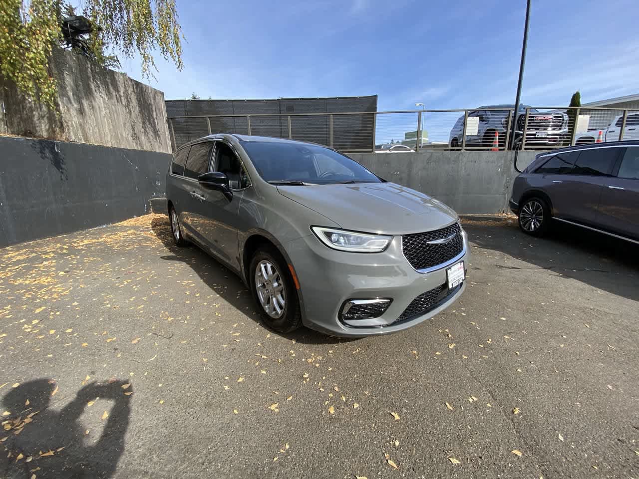 Used 2025 Chrysler Pacifica Select FWD image 8