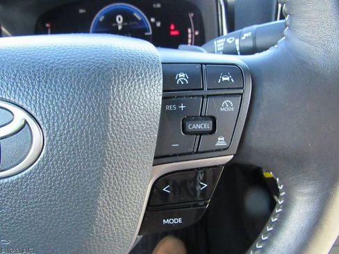 Used 2025 Toyota Camry SE w/ Convenience Package image 16