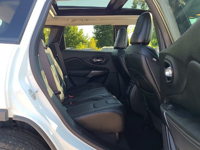 Used 2022 Jeep Cherokee Latitude Lux w/ Sun & Sound Group AWD/4WD image 32