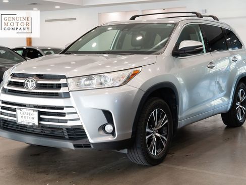 Used 2018 Toyota Highlander XLE AWD/4WD image 1