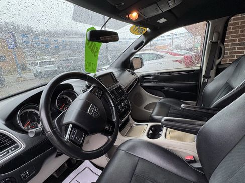 Used 2017 Dodge Grand Caravan SXT image 5