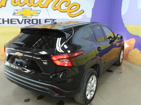 Used 2025 Chevrolet Trax LS w/ LS Convenience Package FWD image 8