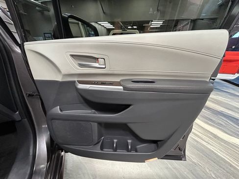 Used 2022 Toyota Sienna XLE FWD image 38