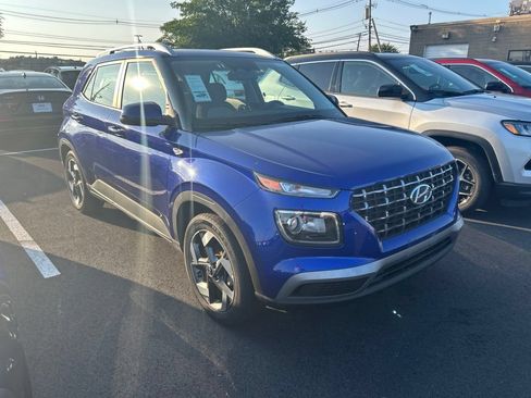 Used 2025 Hyundai Venue SEL FWD image 2