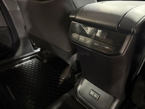 Used 2024 Toyota Highlander LE AWD/4WD image 17