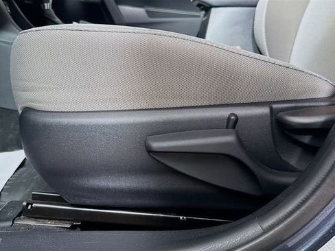 Used 2018 Toyota Corolla LE image 19