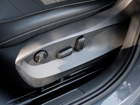 Used 2023 Volkswagen Taos SE image 44