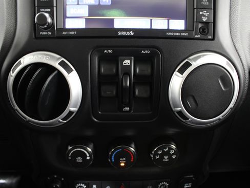 Used 2015 Jeep Wrangler Unlimited Sahara w/ Connectivity Group image 17