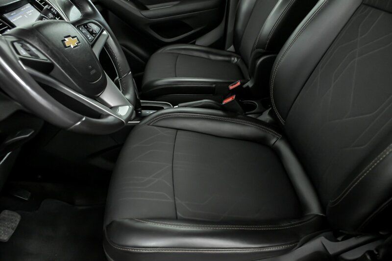 Used 2020 Chevrolet Trax LT AWD/4WD image 17
