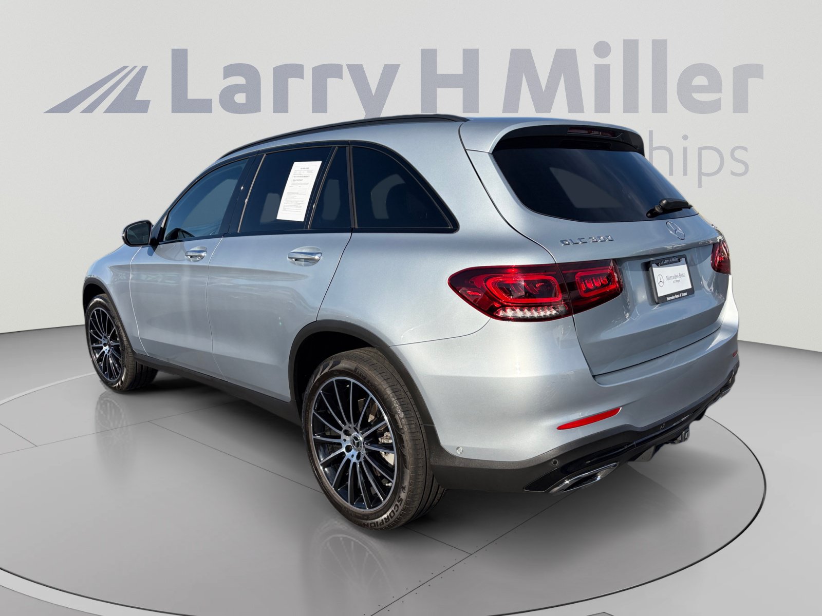 Used 2021 Mercedes-Benz GLC 300 4MATIC image 3