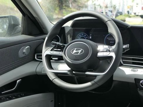 New 2025 Hyundai Elantra Limited image 25