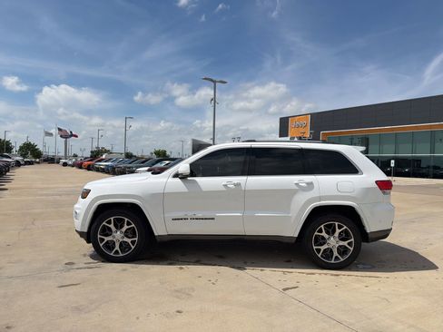 Used 2018 Jeep Grand Cherokee Limited RWD image 2