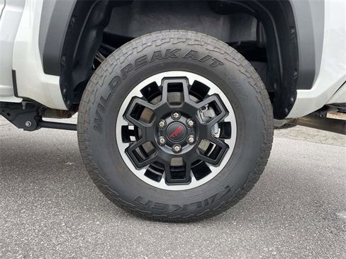 Used 2024 Toyota Tacoma TRD Off-Road image 9