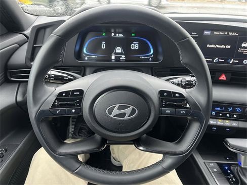 Used 2025 Hyundai Elantra Sport image 14