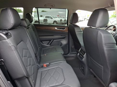 Used 2025 Volkswagen Atlas SE AWD/4WD image 15