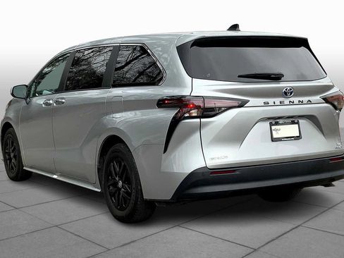 Used 2023 Toyota Sienna XLE FWD image 11