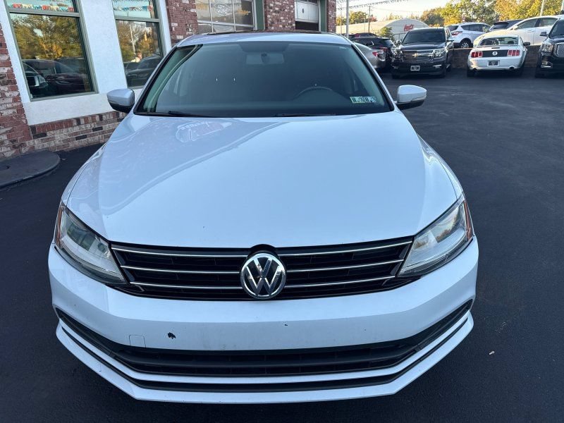 Used 2017 Volkswagen Jetta SE FWD image 2