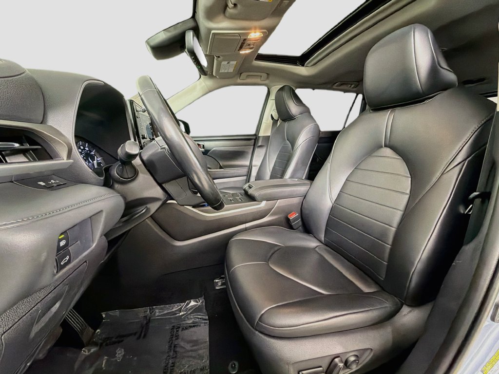 Used 2021 Toyota Highlander XLE AWD/4WD image 22