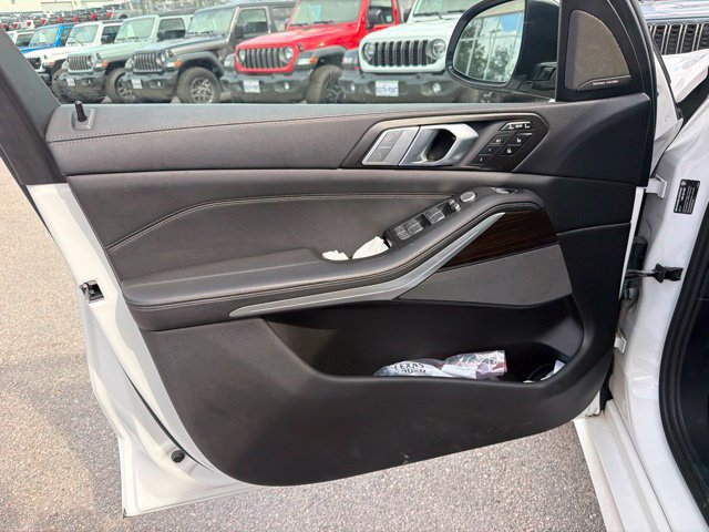 Used 2021 BMW X7 xDrive40i w/ M Sport Package AWD/4WD image 8